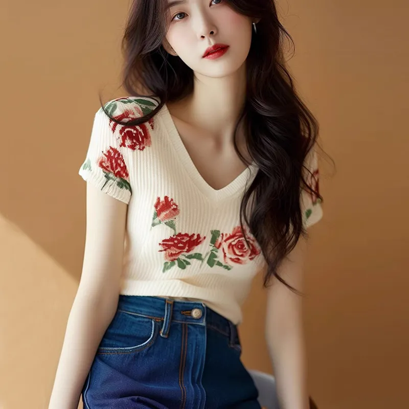 Women's Beige V Neck Knit Top  - Embroidery Rose recension och pris